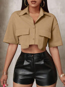 Camisa Cropped de Alfaiataria – Manga Curta e Bolsos Frontais para um Look Moderno